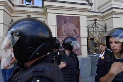 Москва. Сотрудники ОМОНа РФ на несанкционированной акции в поддержку кандидатов в депутаты Мосгордумы.