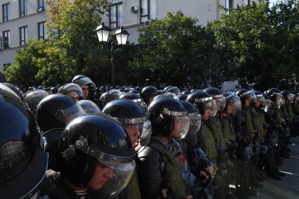 Москва. Полиция во время несанкционированной акции в поддержку кандидатов в депутаты Мосгордумы на Тверской улице.