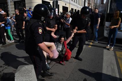 Москва. Сотрудники ОМОНа РФ проводят задержания во время  проведения  несанкционированной акции в поддержку кандидатов в депутаты Мосгордумы на Тверской улице.