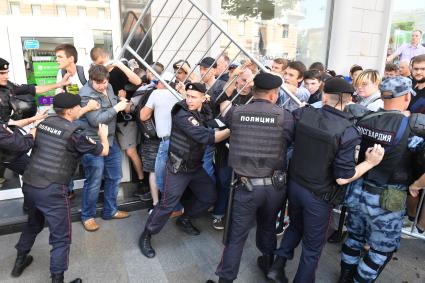 Москва. Полицейские во время несанкционированной акции в поддержку кандидатов в депутаты Мосгордумы.