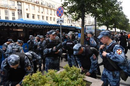 Москва. Сотрудники росгвардии  во время несанкционированной акции в поддержку кандидатов в депутаты Мосгордумы.