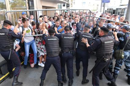 Москва. Полицейские во время несанкционированной акции в поддержку кандидатов в депутаты Мосгордумы.