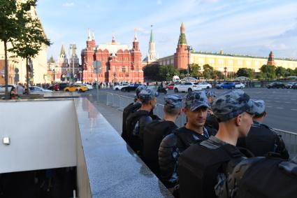 Москва. Сотрудники ОМОНа РФ на несанкционированной акции в поддержку кандидатов в депутаты Мосгордумы.