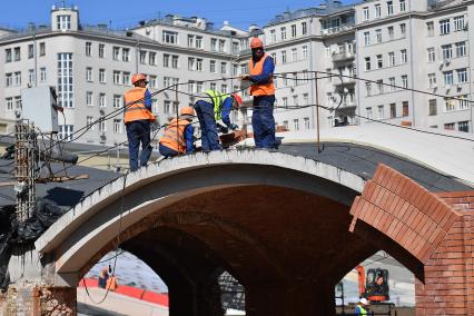 Москва. На строительной площадке по реконструкции ГЭС-2 - первой городской  электрической станции московского трамвая на Болотной набережной.