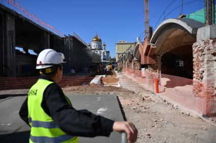 Москва. На строительной площадке по реконструкции ГЭС-2 - первой городской  электрической станции московского трамвая на Болотной набережной.