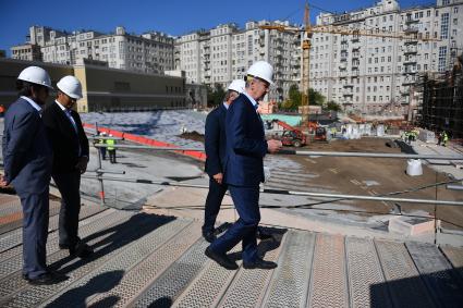 Москва. Мэр Москвы Сергей Собянин на строительной площадке  во время осмотра  хода  работ по реконструкции ГЭС-2 - первой городской  электрической станции московского трамвая на Болотной набережной.