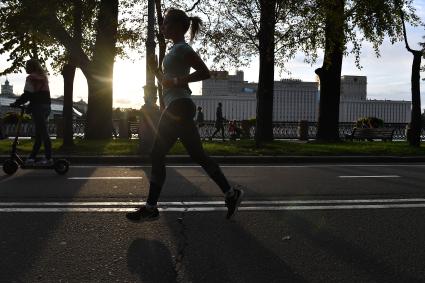 Москва. Девушка бежит по Пушкинской набережной.