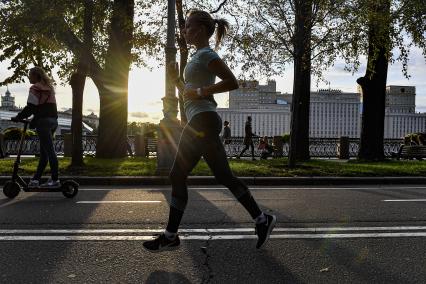 Москва. Девушка бежит по Пушкинской набережной.