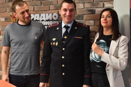 Москва. Заместитель начальника отдела пропаганды безопасности дорожного движения Госавтоинспекции МВД России полковник полиции Сергей Хранцкевич (в центре) и ведущие Антон Челышев и Наталья Агре на радио`Комсомольская правда`.