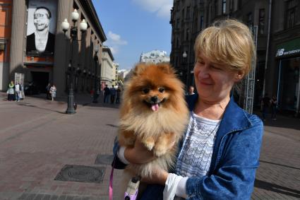 Москва. На Арбате открылась экспозиции картин художника Александра Шилова, посвященная Году театра.