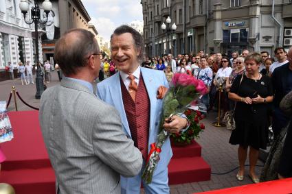 Москва. Художник Александр Шилов во время открытия экспозиции картин художника, посвященной Году театра на Арбате.
