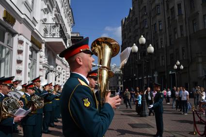 Москва. На Арбате открылась экспозиции картин художника Александра Шилова, посвященная Году театра.