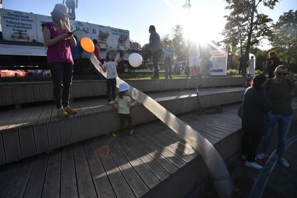 Москва.   Акция по зарыблению Калитниковского пруда карпами прошла  в ЦАО.