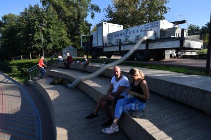 Москва.   Акция по зарыблению Калитниковского пруда карпами прошла  в ЦАО.