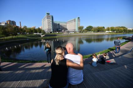 Москва.   Акция по зарыблению Калитниковского пруда карпами прошла  в ЦАО.