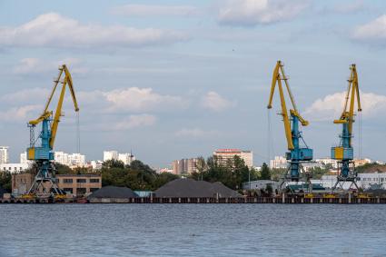 Москва.   Вид на территорию Южного речного порта.