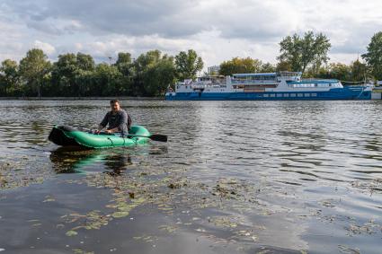 Москва.  Корреспондент `Комсомольской правды` Павел Клоков плывет на лодке   по Москве-реке.