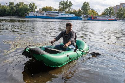 Москва.  Корреспондент `Комсомольской правды` Павел Клоков плывет на лодке   по Москве-реке.