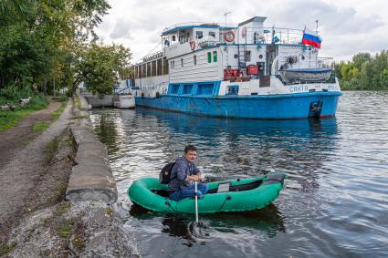 Москва.  Корреспондент `Комсомольской правды` Павел Клоков плывет на лодке   по Москве-реке  вдоль Мелового причала.