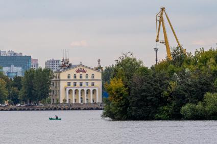 Москва.  Корреспондент `Комсомольской правды` Павел Клоков   на лодке отплывает от  Бобрового острова.