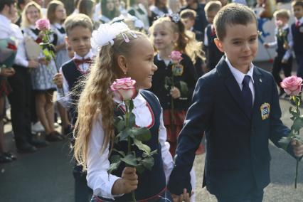 Барнаул.   Ученики на торжественной линейке, посвященной Дню знаний.