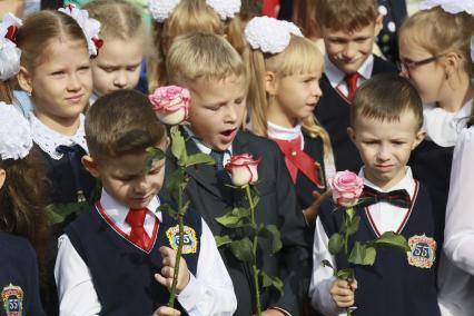 Барнаул.   Ученики на торжественной линейке, посвященной Дню знаний.