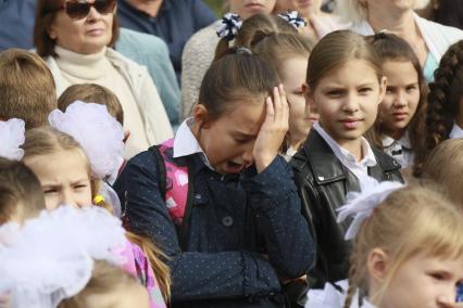 Барнаул.   Ученики на торжественной линейке, посвященной Дню знаний.