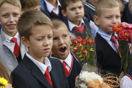 Барнаул.   Ученики на торжественной линейке, посвященной Дню знаний.