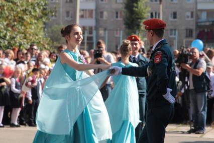 Иркутск.  Выступление курсантов МЧС на торжественной линейке  в День знаний.