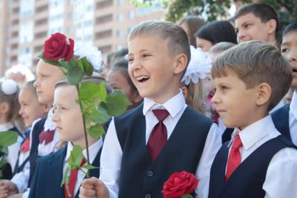 Иркутск.  Первоклассники на торжественной линейке  в День знаний.