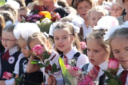 Иркутск.  Первоклассники на торжественной линейке  в День знаний.