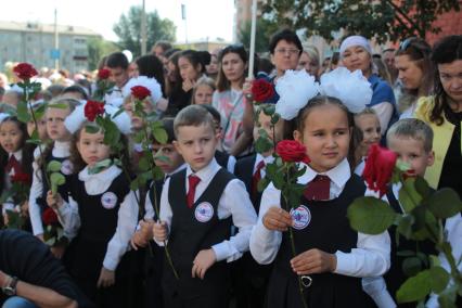 Иркутск.  Первоклассники на торжественной линейке  в День знаний.