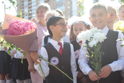 Иркутск.  Первоклассники на торжественной линейке  в День знаний.