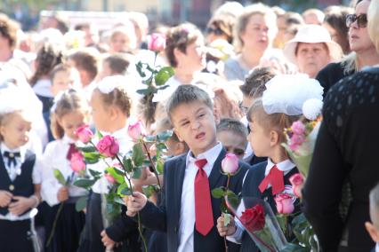 Иркутск.  Первоклассники на торжественной линейке  в День знаний.