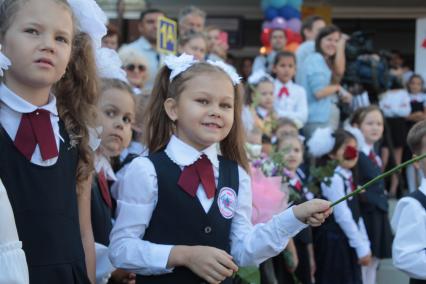 Иркутск.  Первоклассники на торжественной линейке  в День знаний.