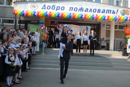 Иркутск.  Первый звонок на торжественной линейке, посвященной Дню знаний.