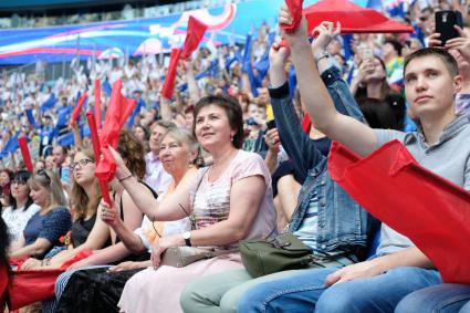 Санкт-Петербург. Участники всероссийской акции `День гимна`исполнили гимн России на стадионе Газпром Арена.