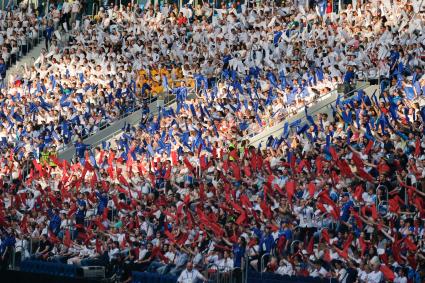 Санкт-Петербург. Участники всероссийской акции `День гимна`исполнили гимн России на стадионе Газпром Арена.