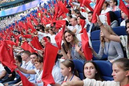 Санкт-Петербург. Участники всероссийской акции `День гимна`исполнили гимн России на стадионе Газпром Арена.