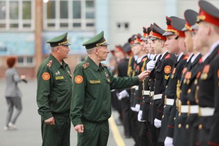 Красноярск. Перед началом торжественной линейки , посвященной Дню знаний в кадетском корпусе и Мариинской женской гимназии.