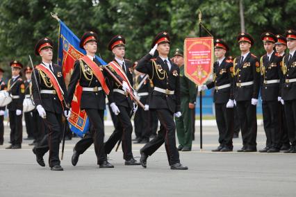 Красноярск. Знаменосцы во время торжественной линейки , посвященной Дню знаний в кадетском корпусе и Мариинской женской гимназии.