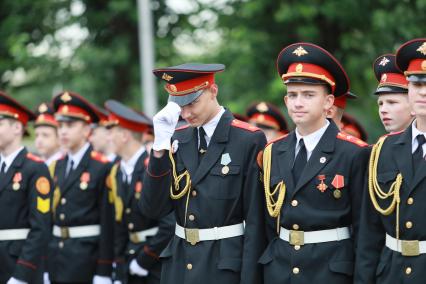 Красноярск. Перед началом торжественной линейки , посвященной Дню знаний в кадетском корпусе и Мариинской женской гимназии.