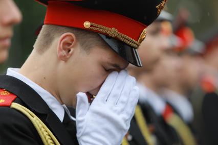 Красноярск. Перед началом торжественной линейки , посвященной Дню знаний в кадетском корпусе и Мариинской женской гимназии.