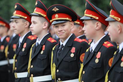 Красноярск. Перед началом торжественной линейки , посвященной Дню знаний в кадетском корпусе и Мариинской женской гимназии.
