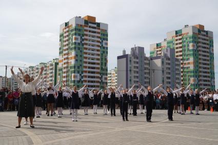 Самара. На торжественной линейке, посвященной Дню знаний.