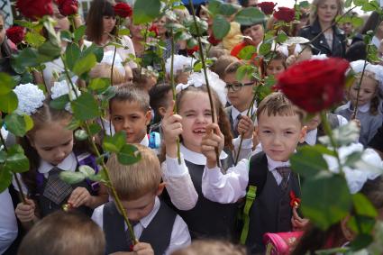 Самара. Первоклассники на торжественной линейке, посвященной Дню знаний.