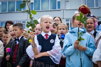 Новосибирск.  Ученики на торжественной линейке, посвященной Дню знаний.