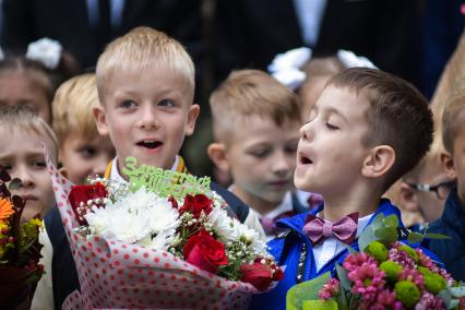 Новосибирск.  Ученики на торжественной линейке, посвященной Дню знаний.