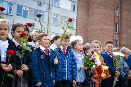 Новосибирск.  Ученики на торжественной линейке, посвященной Дню знаний.