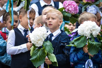 Новосибирск.  Ученики на торжественной линейке, посвященной Дню знаний.